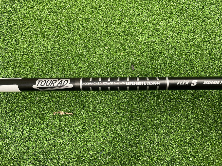 2024 Cobra DarkSpeed LS 10.5° Driver With Headcover - grip detail