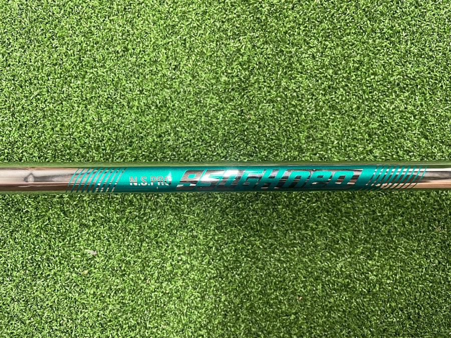 2024 Callaway Paradym Ai Smoke 6-9, PW Iron Set - grip detail