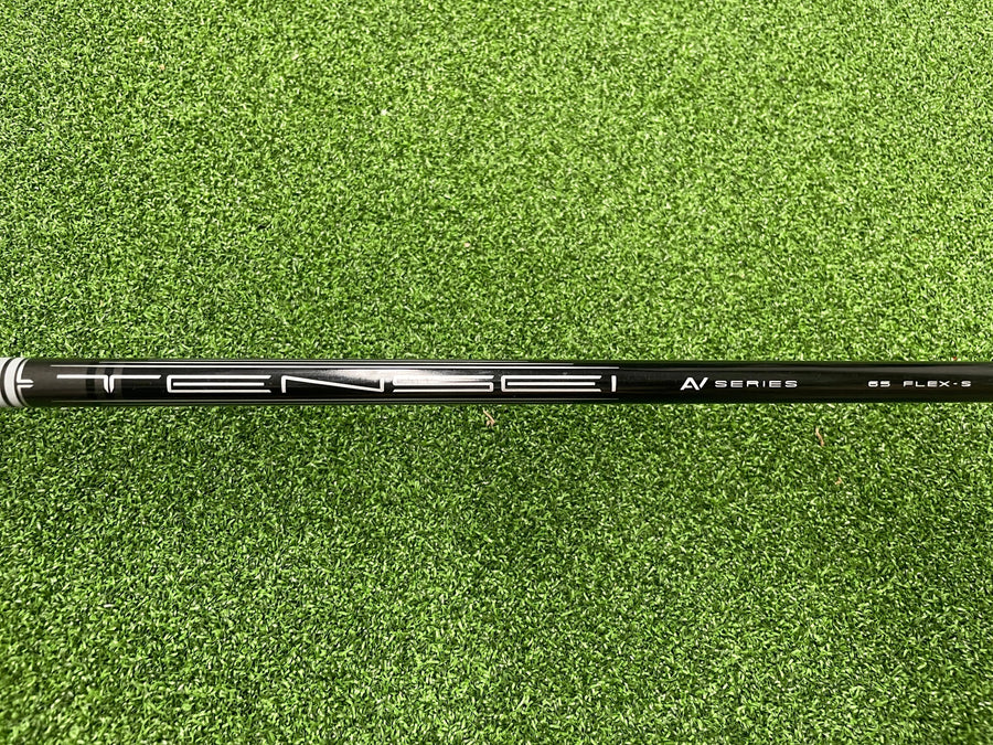 2022 Callaway Rogue ST Triple Diamond LS 9° Driver - grip detail