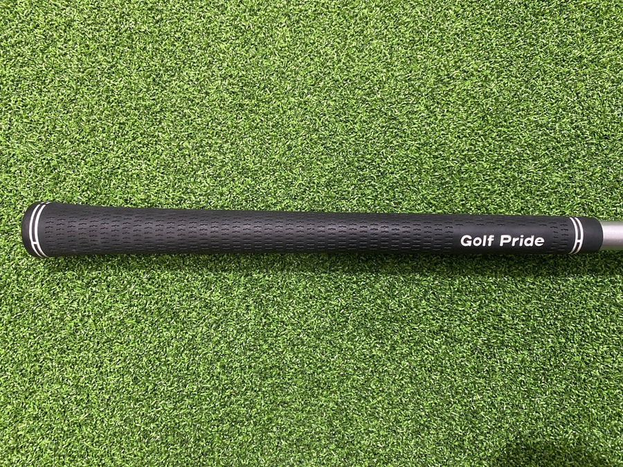 Bridgestone Tour B JGR 18° Ladies 5 Wood - grip detail