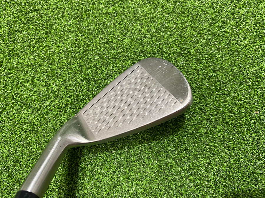 Wilson Deep Red Tour Iron Set 5-9, PW, SW - grip detail