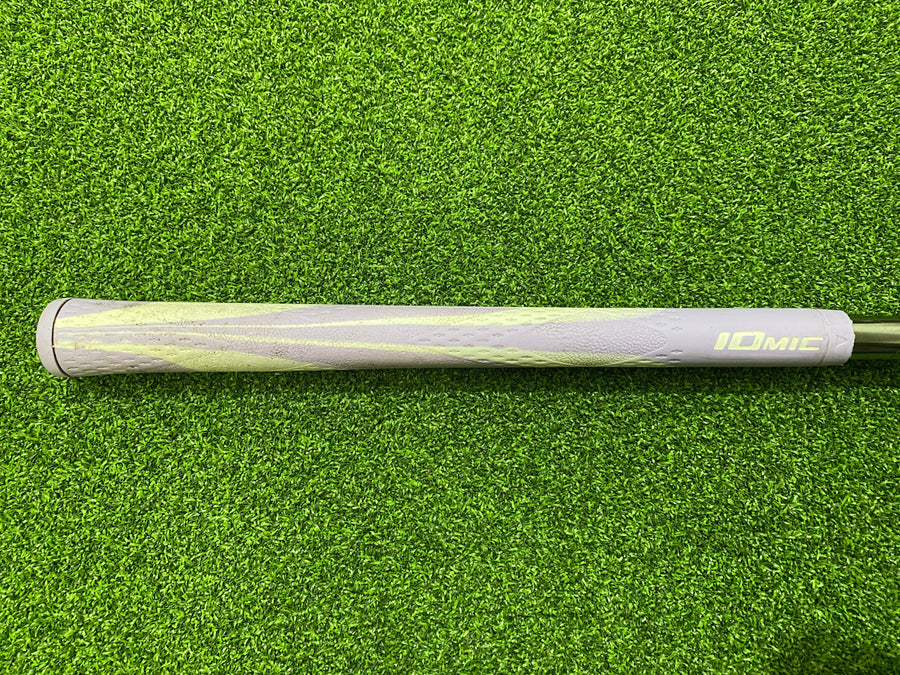 2010 TaylorMade R9 Superdeep 9.5° Driver - grip detail